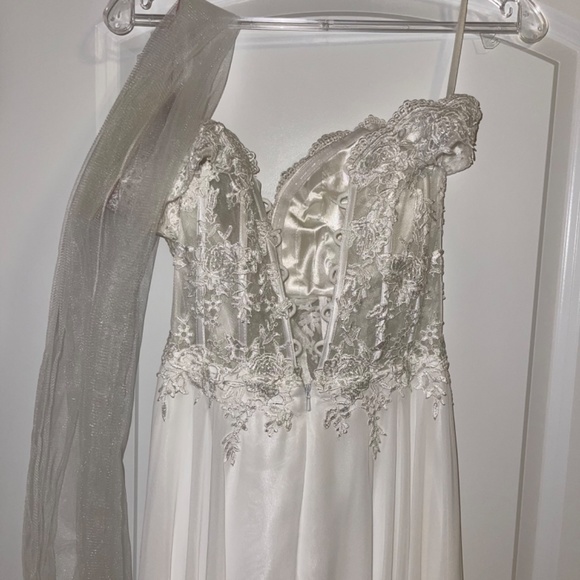 White dress - Picture 9 of 14